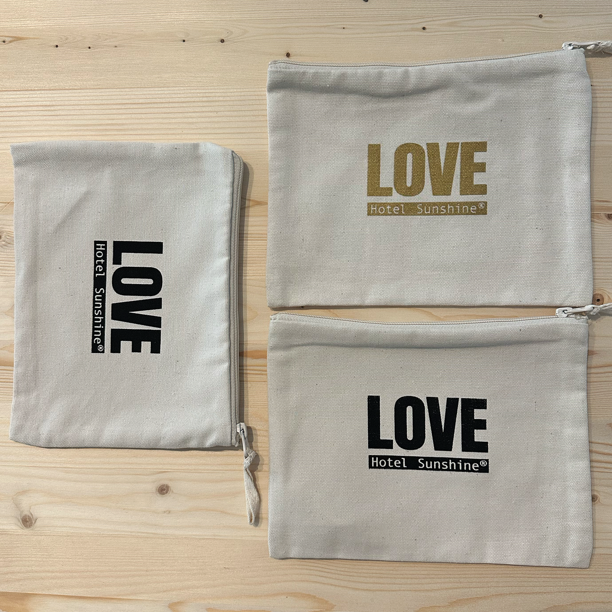 LOVE · Beautybag