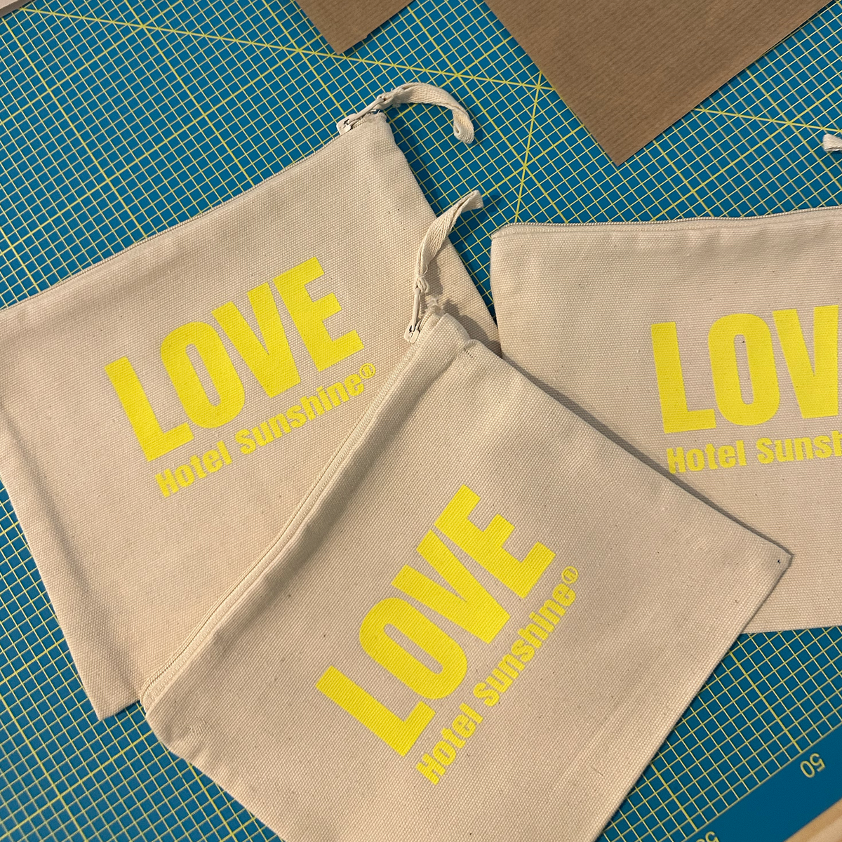 LOVE · Beautybag